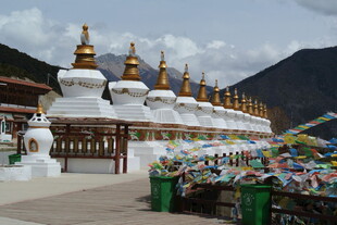 藏区佛塔与五彩经幡景观