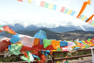 五彩经幡飘扬于山水间