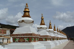 藏式白塔群 庄严宗教建筑