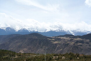 壮丽雪山远景风光