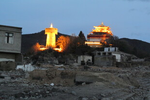 黄昏下的古老建筑景观