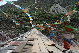 山间经幡装点的木栈道