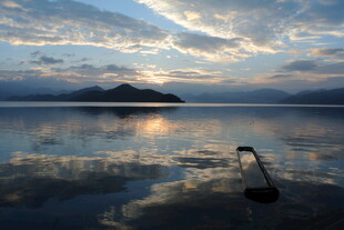 湖畔日出美景倒影如画