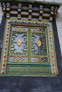 传统中式彩绘双开木门