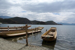 湖畔停泊的古朴木船