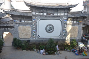 中式牌坊下的休憩场景