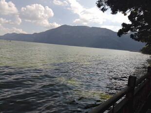 湖畔山水景 悠然好风光