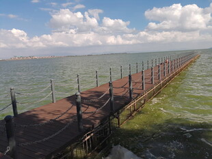 湖畔长栈桥 静享自然之美