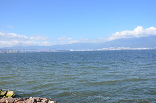 广阔海面与远处山峦美景