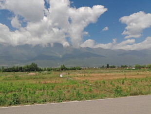 田野公路边的蓝天白云美景