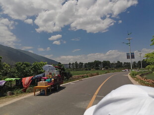 乡村公路上的多彩车辆