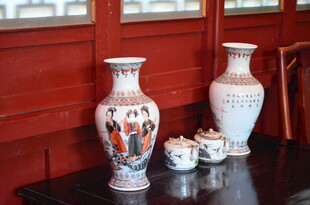 中式古典花瓶与茶具摆件