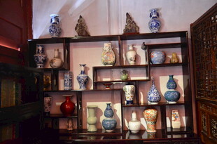 中式博古架上的精美瓷器