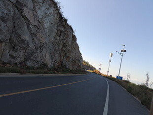 山间公路旁的嶙峋石壁