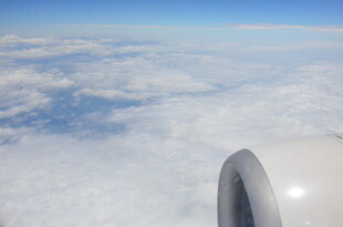 飞机窗外的云海与引擎