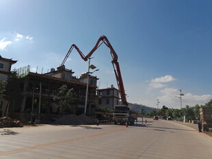 施工现场的建筑机械作业