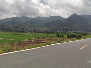 乡村公路旁的田园山色