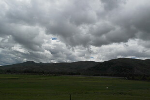 草原上空的厚重乌云