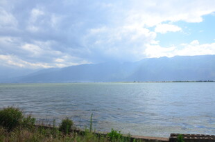 湖畔风光 蓝天白云映碧水