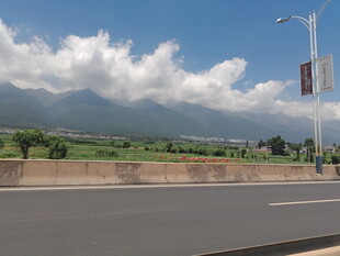 公路边的田园与远山风景