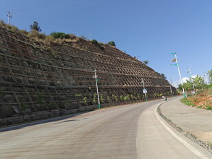 蜿蜒公路旁的岩石山坡