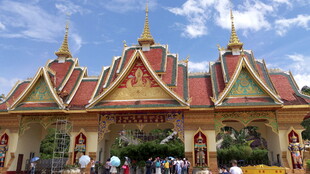 泰国风格建筑前的游客