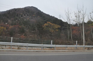 秋日公路旁的多彩山峦