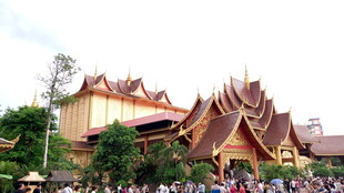 泰国华丽寺庙前的热闹景象