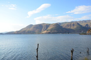 宁静湖畔的山水风光