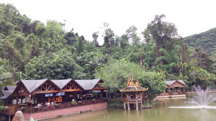 湖畔木屋 山林中的静谧景致