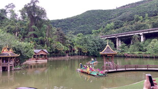 湖畔亭阁景 山水相映美