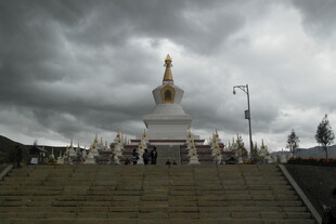 庄严佛塔下的虔诚景象