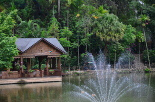 湖畔凉亭喷泉 自然美景