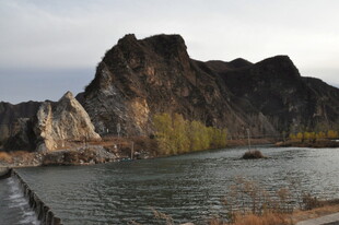 河畔嶙峋山石景观