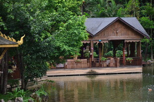 湖畔木屋 静享自然之美