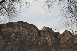 巍峨山峦景色壮丽