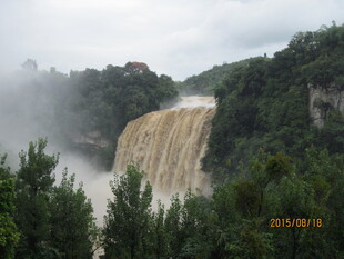 云雾缭绕中的壮美瀑布