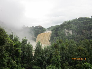 山林间壮观的瀑布景观