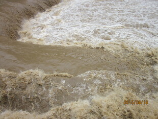 汹涌澎湃的湍急水流