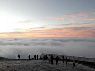 云海之上的壮丽日出景观