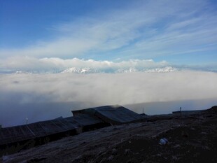 云海之上的壮丽天空景观