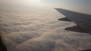 飞机舷窗视角下的云海