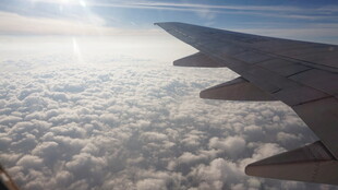 飞机机翼上的云端美景