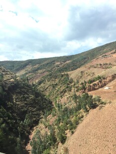 山间峡谷壮丽自然景观