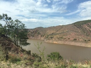 山间湖泊自然风光