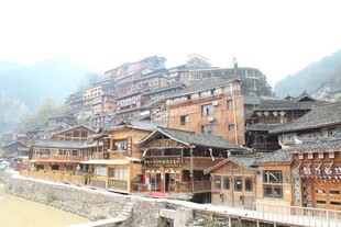 依山而建的传统木质村落