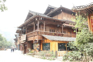 传统木质吊脚楼建筑景观