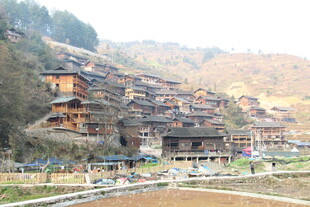 依山而建的传统村落景观