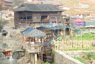 古朴乡村水边特色小屋