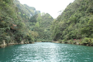 青山绿水间的宁静河流